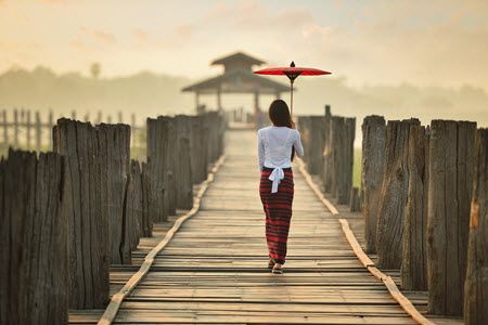 femme sur le pont ubein en birmanie