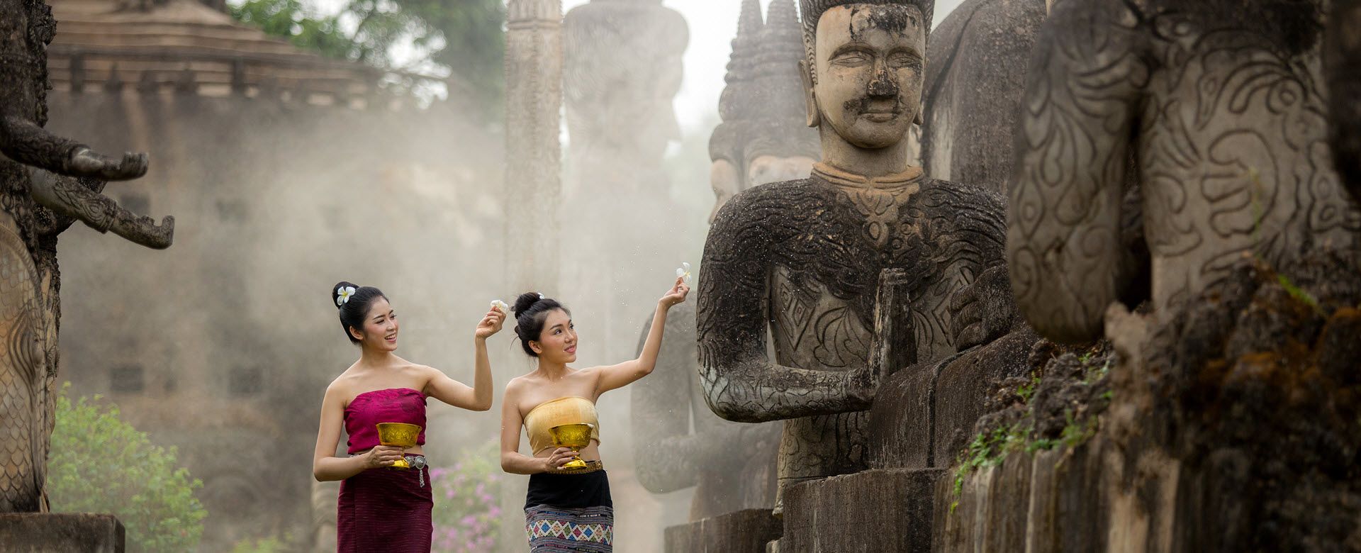 jeunes femmes laotiennes faisant des offrandes au bouddha