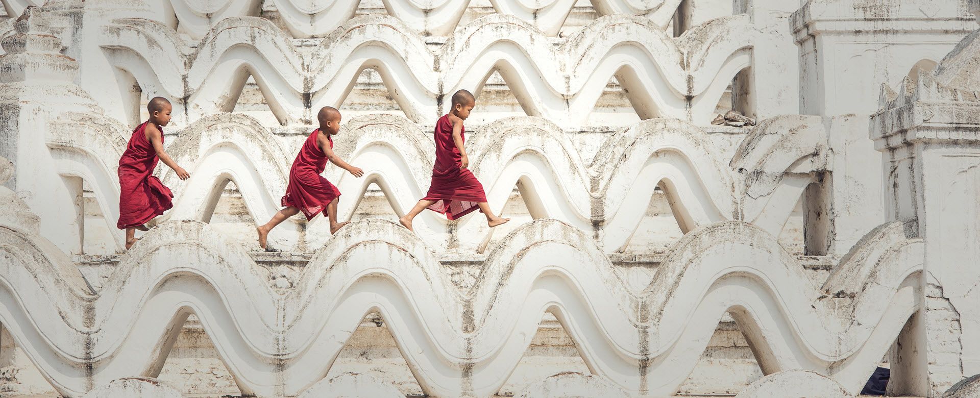 moines novices marchant sur un temple de birmanie