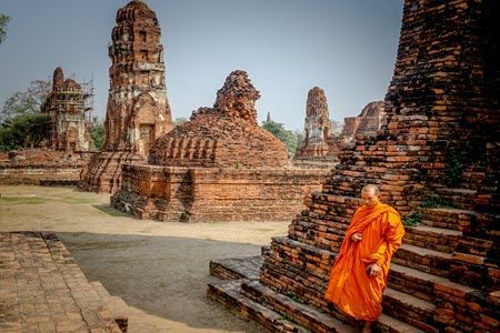 moine de Thaïlande marchant dans les temples d'Ayutthaya