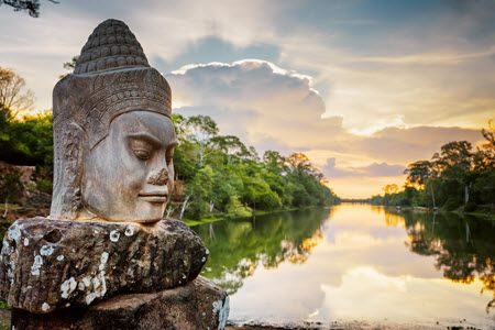 statue de bouddha et riviere au cambodge