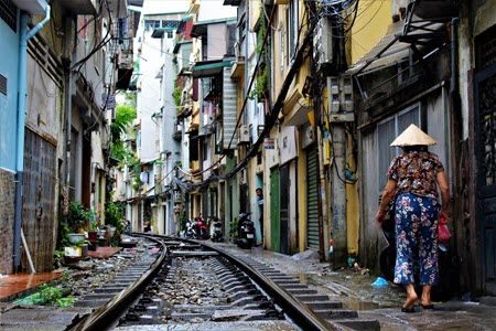 voie ferrée au milieu d'une rue d'Hanoi