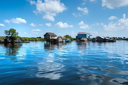 lac avec maisons flottantes sur pilotis au cambodge