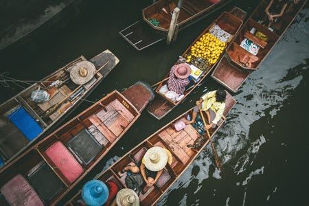 bateaux marchands de Thaïlande flottants sur l'eau